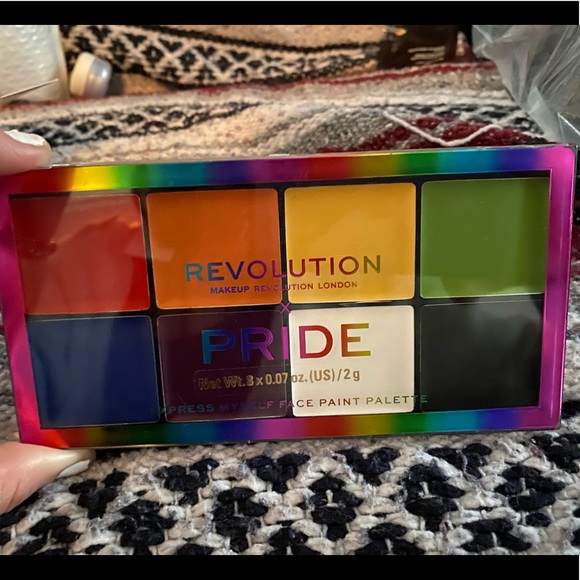 Brand New Makeup set bundles variety of items - Picture 3 of 8